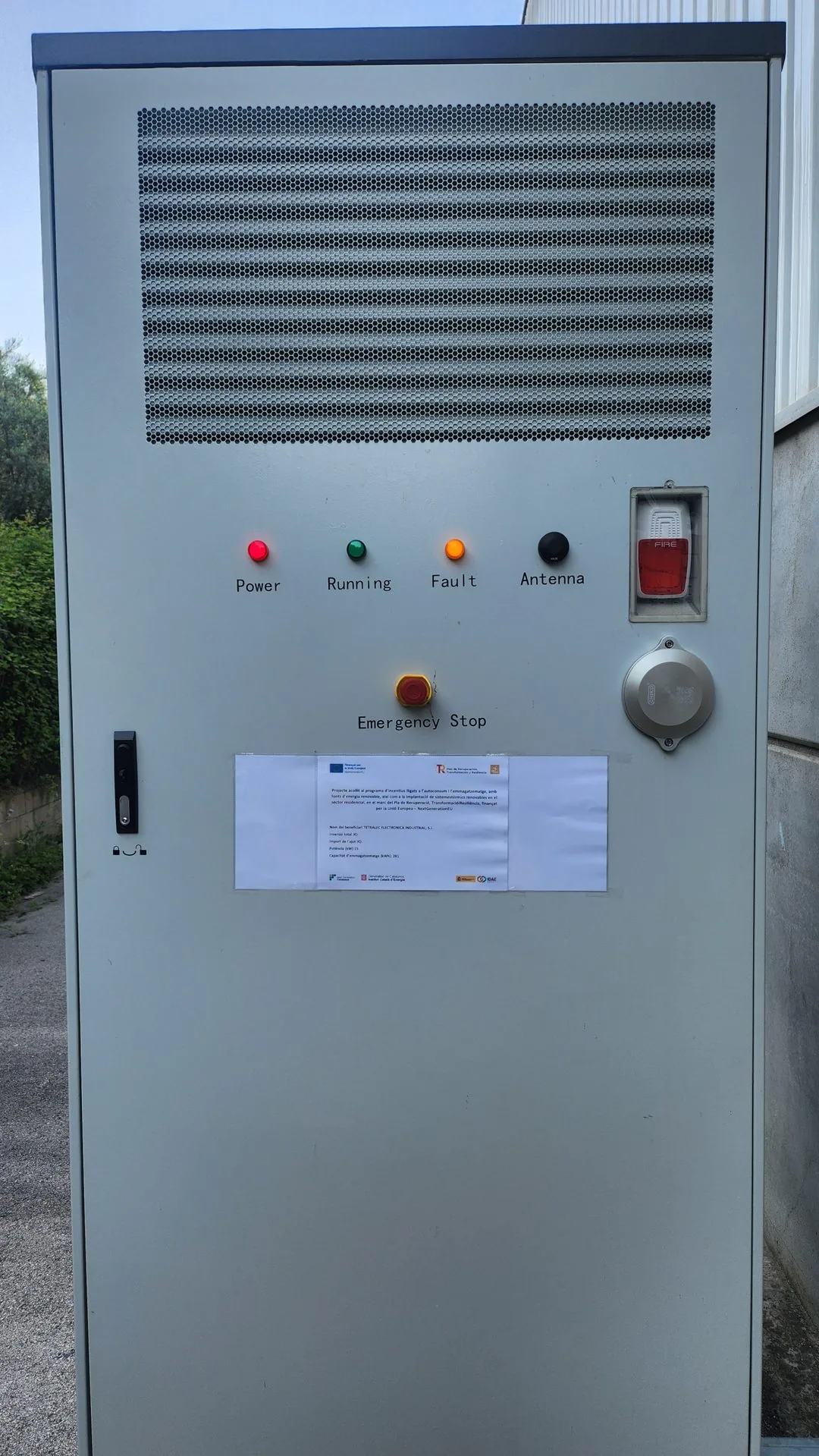 Armario exterior del sistema de almacenamiento con baterías de la planta del grupo Tetralec en Granollers, con el cartel de la ayuda NextGenerationEU