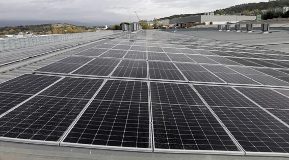 Módulos fotovoltaicos coplanares en la cubierta de la nave de La Roca del Vallès