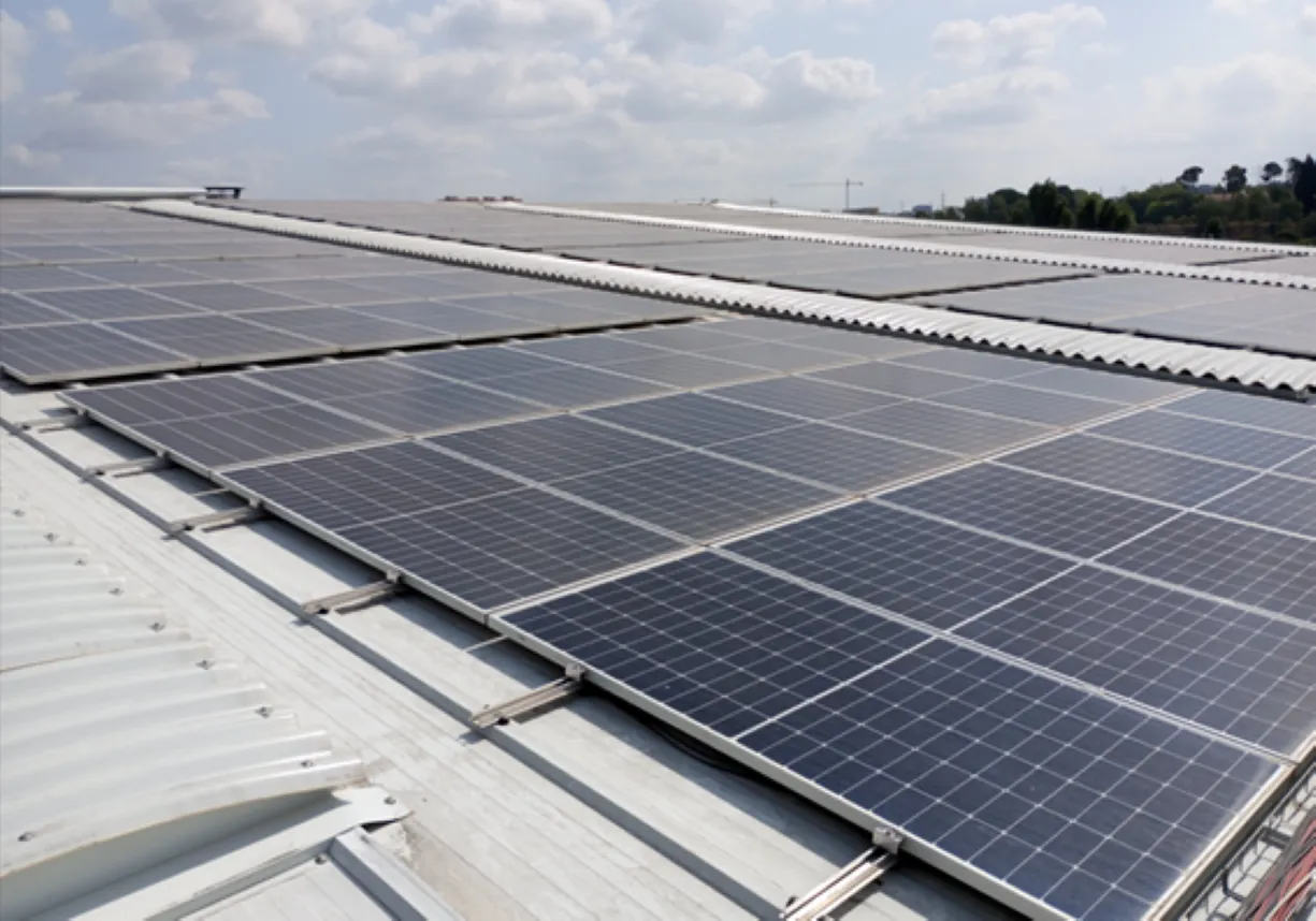 Planta fotovoltaica sobre la cubierta de la nave de Rubí