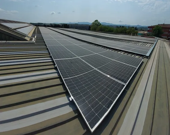 Módulos fotovoltaicos en la cubierta del centro deportivo de Sabadell